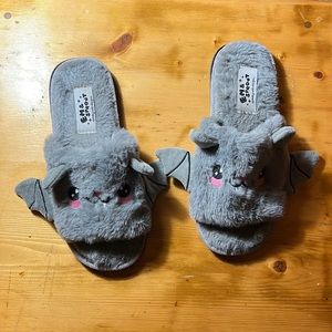 Woman’s 40 size 8.5 gray battie slippers. Barely worn.